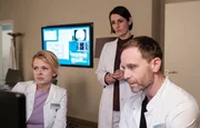 Dr. Ina Schulte (Isabell Gerschke, li.) und Dr. Kai Hoffmann (Julian Weigend, re.) behandeln gerade eine 19-Jährige, die nach dem Kaiserschnitt Kreislaufschwierigkeiten hat. Sie bitten Dr. Maria Weber (Annett Renneberg um eine kardiologische Einschätzung.