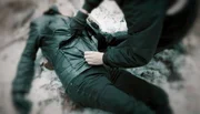 In Finsterwalde wollen zwei junge Männer ihren Vater nur kurz besuchen - doch sie machen eine grausige Entdeckung: Der Vater wurde umgebracht. Kurz danach wird am Berliner Gleisdreieck ein Drogendealer erstochen. Nichts führt anfangs beide Fälle zusammen. Als dann in Berlin ein Ladendieb festgenommen wird, ändert das alles. - Täter durchsucht sein Opfer - nachgestellte Szene.