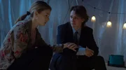 Jake Adelstein (Ansel Elgort) und Samantha (Rachel Keller) trauern um ihre Freundin.