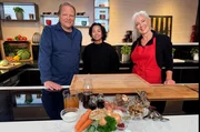 Björn Freitag zeigt gemeinsam mit Koch-Influencerin Rosa Roderigo (Mitte) und Ernährungsexpertin Anja Tanas (rechts) wie man deftige Klassiker ganz ohne Fleisch kochen kann.