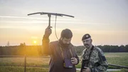 Aldin Selimovic (links), Wildtierbiologe an der Veterinärmedizinischen Universität Wien, und Oberstleutnant Andreas Berger suchen besenderte Wölfe am Truppenübungsplatz Allentsteig.