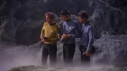 James Tiberius 'Jim' Kirk (William Shatner), Mister Spock (Leonard Nimoy) und Dr. McCoy (DeForest Kelley)