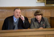 ARD DER DICKE, "Glaubensfragen", Vor Gericht: Ehrenberg (Dieter Pfaff, l.) vertritt den prominenten Schlagersänger Michael Michelsen (Uwe Fellensiek, r.).