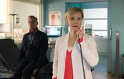 Dr. Kathrin Globisch (Andrea Kathrin Loewig) hat einen Patienten (Heinrich Schafmeister) der darauf besteht, nicht von ihr, sondern von Dr. Roland Heilmann behandelt zu werden.