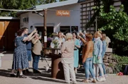 Anstoßen bei der Begrüßung