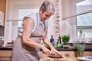 Petra Waldraff schneidet das Fleisch für die Hauptspeise.