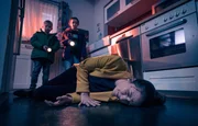 Im Haus Brentano ist der Strom ausgefallen. Als Arzu (Arzu Bazman) die Streichhölzer für die Kerzen vom Schrank holen will, stürzt sie und landet erst auf der Küchenzeile und dann auf dem Boden. Ihre beiden Söhne Oskar (Leonard Scholz, re.) und Max (Ben Grünberg) beobachten entsetzt, wie ihre Mutter liegen bleibt.