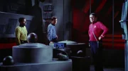L-R: Elliott (John Copage), Dr. McCoy (DeForest Kelley) und Scott (James Doohan)