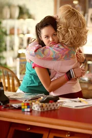 Erica Goldberg (Hayley Orrantia, l.); Beverly Goldberg (Wendi McLendon-Covey, r.) Erica Goldberg (Hayley Orrantia, l.); Beverly Goldberg (Wendi McLendon-Covey, r.)