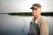 Fischer Leopold Krenn sagt:" Das Leithagebirge ist eine verlässliche Sturmwarnung. Südwind bringt den Neusiedlersee in Schieflage.