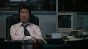 Der Redaktionsleiter Baku (Kōsuke Toyohara) hat seine eigene Agenda.