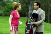 Sharona (Bitty Schram, l.) wird zu einer Partie Golf herausgefordert. Mr. Monk (Tony Shalhoub, r.) stellt sich als Caddie zur Verfügung.