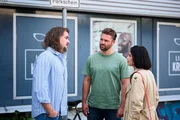 David (Diego Seyfarth, l.) spielt sich unauffällig an Sina (Valea Scalabrino) heran, um ihre Gegenwehr gegen Rolf zu brechen. In der Mitte Bambi (Ben Heinrich)