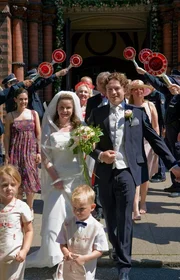 MDR Fernsehen DER DICKE III. STAFFEL FOLGE 32, "Glaubensfragen", am Samstag um 11:05 Uhr. Hochzeit: Gudrun (Katrin Pollitt, l.) und Gerd Wohlers (Josef Heynert, r.) haben sich getraut. Gerds Kollegen stehen mit Polizeikellen Spalier für das glückliche Brautpaar.