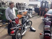 Anastasios (Bild) ist ein kreativer Stahldesigner - doch er verkauft wenige seiner Erfindungen. Stattdessen türmen sie sich in seiner Werkstatt. Anastasios repariert sein altes Schätzchen Anastasios (Bild) ist ein kreativer Stahldesigner - doch er verkauft wenige seiner Erfindungen. Stattdessen türmen sie sich in seiner Werkstatt. Anastasios repariert sein altes Schätzchen