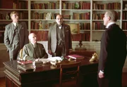 MDR Fernsehen HERCULE POIROT: DAS EULENHAUS, "Poirot: The Hollow", am Freitag um 00:00 Uhr. v.l.n.r.: TOM GEORGESON als Inspektor Grange, BENJAMIN WHITROW als Sir Henry Angkatell, DAVID SUCHET als Poirot und EDWARD FOX als Gudgeon.