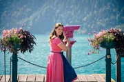 Porträt von Conny Bürgler am Schifffahrts-Steg in Unterach am Attersee.