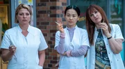 „Beauty Oase Marzahn“: Kathi Grabowski (Jördis Triebel, li.) wird im Team von Chefin Jenny Chan (Yvonne Yung Hee Bormann, Mitte) und Kosmetikerin Lulu Moll (Deborah Kaufmann, re.) aufgenommen.