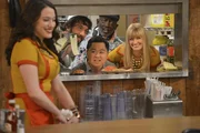 Nicht nur Max (Kat Dennings, l.) ist daran interessiert wie Deke wohnt, auch Caroline (Beth Behrs, r.), Oleg (Jonathan Kite, 2.v.l.), Han (Matthew Moy, 3.v.l.) und Earl (Garrett Morris, 2.v.r.) können ihre Neugierde kaum zügeln ...