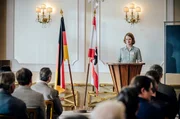 Dr. Ella Wendt (Nina Gummich) hält ihren Vortrag über Blutgruppenforschung.