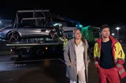 Kris Haas (Jascha Rust) ist total genervt von irgendwelchen Leuten, die sich mit ihren protzigen Autos einfach auf die Behindertenparkplätze stellen. Als er genau das vor der Sachsenklinik feststellt, ruft er kurzerhand den Abschleppdienst. Kris' Kollegin Miriam Schneider (Christina Petersen) beobachtet ihn dabei.