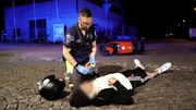 Zu einem Rollerunfall wird Dr. Don-Felix Ryzek in München gerufen. Der Patient macht noch Scherze, aber der Notarzt kann innere Verletzungen nicht ausschließen.