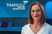 RUNDFUNK BERLIN-BRANDENBURG THADEUSZ und die Beobachter Mit vier Kolleginnen und Kollegen aus dem journalistischen Fach, den Beobachtern, diskutiert Jörg Thadeusz 60 Minuten lang aktuelle politische Themen aus möglichst vielen Blickwinkeln. Das Quintett will Meinungen hören und gegeneinander spiegeln, Einschätzungen hinterfragen und Prognosen wagen. - Zu den "Beobachtern" gehört Dr. Anna Sauerbrey. Sie ist Chefredakteurin beim Tagesspiegel und leitet das Ressort Meinung/Causa. © rbb/Thomas Ernst, honorarfrei - Verwendung gemäß der AGB im engen inhaltlichen, redaktionellen Zusammenhang mit genannter rbb-Sendung und bei Nennung "Bild: rbb/Thomas Ernst" (S2+). rbb Presse & Information, Masurenallee 8-14, 14057 Berlin, Tel: 030/97 99 3-12118 oder -12116, pressefoto@rbb-online.de