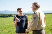 Riedl (Paul Sedlmeir, l.) bekommt genaue Instruktionen, was er zu tun hat.
