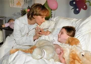 Die kleine Anna (Hennriette Naumann, re.) hat einen sehr bösartigen Tumor im Bein. Nachdem die Operation erfolgreich verlaufen ist, machen die Ärzte jedoch eine folgenschwere Entdeckung. Dr. Kathrin Globisch (Andrea Kathrin Loewig, li.) versucht, das Mädchen aufzuheitern.