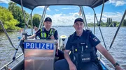 Thomas Klostermann (links) und Torsten Birnbach von der Wasserschutzpolizei in ihrem Streifenboot auf der Alster.