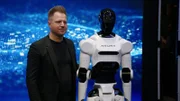 David Reger, Gründer von Neura Robotics, präsentiert auf der Messe Automatica in München den Roboter MiPA, die Weltneuheit seines Unternehmens. Der Roboter soll Aufgaben im Haushalt und verschiedenen Branchen übernehmen, etwa der Altenpflege.