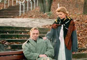 Prof. Simoni (Dieter Bellmann, li.) ist in einer tiefen Sinnkrise. Annas Eltern halten ihn für schuldig, dass ihrer Tochter ein Bein amputiert wurde. Oberschwester Ingrid (Jutta Kammann, re.) spricht ihm Mut zu.