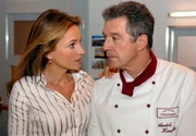10 Uhr im Ersten. André (Joachim Lätsch, r.) versucht, seine Enttäuschung über Charlotte vor Fiona (Caroline Beil, l.) zu verbergen.