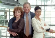 Dr. Sommerfeld (Rainer Hunold) ist dem Charme der erfolgreichen PR-Agentin Nora Hansen (Anja Kruse, re.) erlegen, aber er hat sich auch in seine Kollegin Dr. Irene Kürschner (Nina Hoger) verliebt.