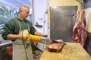 Zoo Berlin Revier-Tierpfleger Detlef Liebschwager, beim Fleisch schneiden für die Raubtiere.