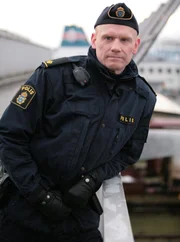 Svartman (Fredrik Gunnarson) ist ein erfahrener Polizist.