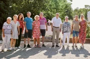 Familienportrait: V.l.n.r.: Schwiegermutter Marta Bischoff, Nichte Celina Dolinsky, Landwirtschaftliche Helferin Kim Becker, Mitarbeiter Marek Golka, Schwägerin Martina Bischoff mit Lebensgefährte Jachin Scholl, Vater Bernhardt Behringer, Mutter Anita Behringer, Ehemann Claus Bischoff und Daniela Bischoff