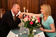 Hubert (Bernhard Ulrich) überrascht Uschi (Silke Popp) mit einem selbstgekochten Essen im Brunnerwirt.
