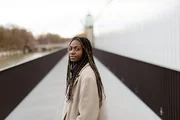 Christiana ist staatenlos. 2021 gründet sie "Statefree" für staatenlosen Menschen.