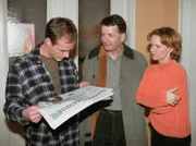 Überraschend erscheint Roland (Thomas Rühmann, Mitte) in der Wohnung von Kathrin (Andrea K. Loewig, re.) und Achim (Holger Daemgen, li.). Er bittet Achim, Dr. Barach bei einer schwierigen Operation zu assistieren. Das vierwöchige OP-Verbot für seinen Freund ist damit aufgehoben.