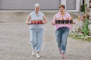 Petra Waldraff (li.) bereitet mit ihrer Freundin Cornelia Städele die Begrüßung vor.