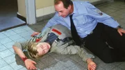 Mareike (Sanna Englund) simuliert einen Selbstmordversuch, um zu ihrer Schwester und Dr. Stein auf die Krankenstation zu kommen (re. Egon Hofmann).