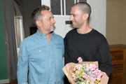 Michael "Michi" (Lars Pape, l.) freut sich auf das Wiedersehen mit Tobias (Jan Kittmann).