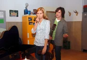 10 Uhr im Ersten. Jana (Jessica Boehrs, l.) stellt Philipp (Nils Brunkhorst, r.) zur Rede: Sie will wissen, was wirklich im Gitarrenkoffer versteckt war.