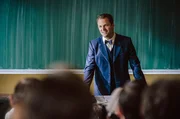 Prof. Otto Prokop (Philipp Hochmair) hält seine Vorlesung, während Ella ihn beim Forschungskongress in West-Berlin vertritt. Wird sie zurückkehren?