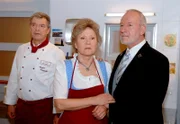 10 Uhr im Ersten. Hildegard (Antje Hagen, M.) und Alfons (Sepp Schauer, r.) sind entsetzt: Baron von Sell ist tot (mit Joachim Lätsch, l).