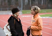 Isabel von Brede (Sabine Postel, l.) hat einen schwierigen Fall übernommen: die Leistungssportlerin Petra Günther (Ninja Kim Böhlke, r.) steht unter Dopingverdacht.