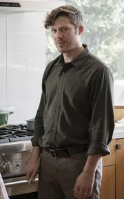 Elias Voit (Zach Gilford)