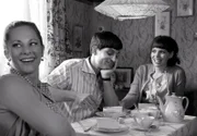 Rückblende: Bernie (Christoph Bach) ist Hahn im Korb bei Gina Echsner (Muriel Roth, rechts) und Johanna Wiesnet (Julia Eder).