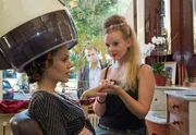 ARD DER DICKE, "Glaubensfragen", am Freitag um 18:50 Uhr im ERSTEN. Yasmin (Sophie Dal, r.) hat sich nicht nur zur Verschönerung in den Friseursalon zu Mariella Zenker (Vaile Fuchs, r.) begeben. Ist ihre Kollegin Franziska wirklich eine Stalkerin? Franziskas Anwalt Lars Meckel (Matthias Ziesing, M.) beobachtet die beiden durchs Schaufenster.